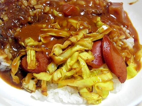 ソーセージとキャベツのカレー炒めを乗せカレーライス